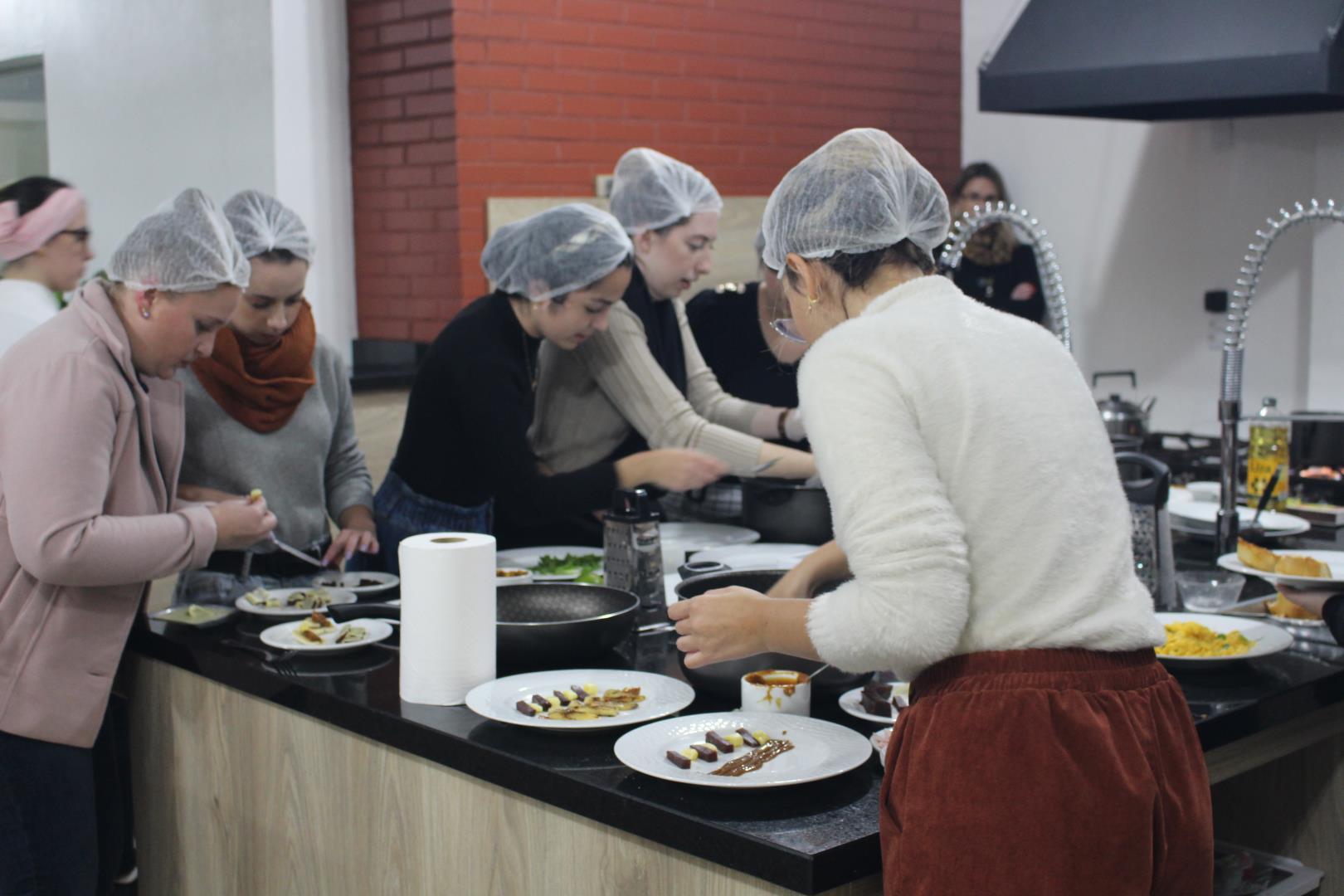 Acadêmicos de Administração realizam aula prática no Espaço Maker