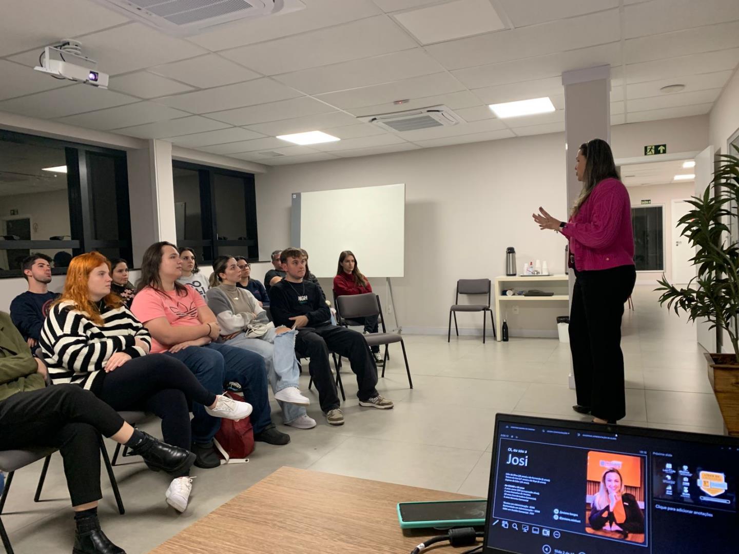 Acadêmicos do GENTI realizam visita técnica à CIGAM Corporativa