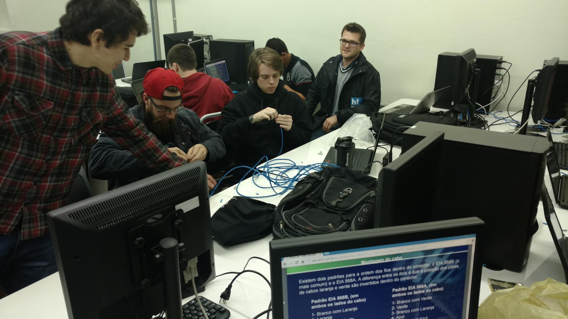 Acadêmicos participam da primeira aula prática de Introdução a Redes de Computadores
