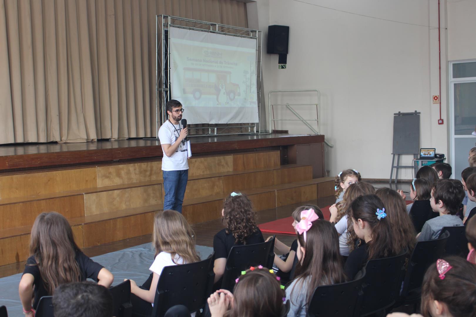 Agentes Mirins do Trânsito da Unidade Oswaldo Cruz recebem especialista em mobilidade urbana Agentes Mirins do Trânsito da Unidade Oswaldo Cruz recebem especialista em mobilidade urbana