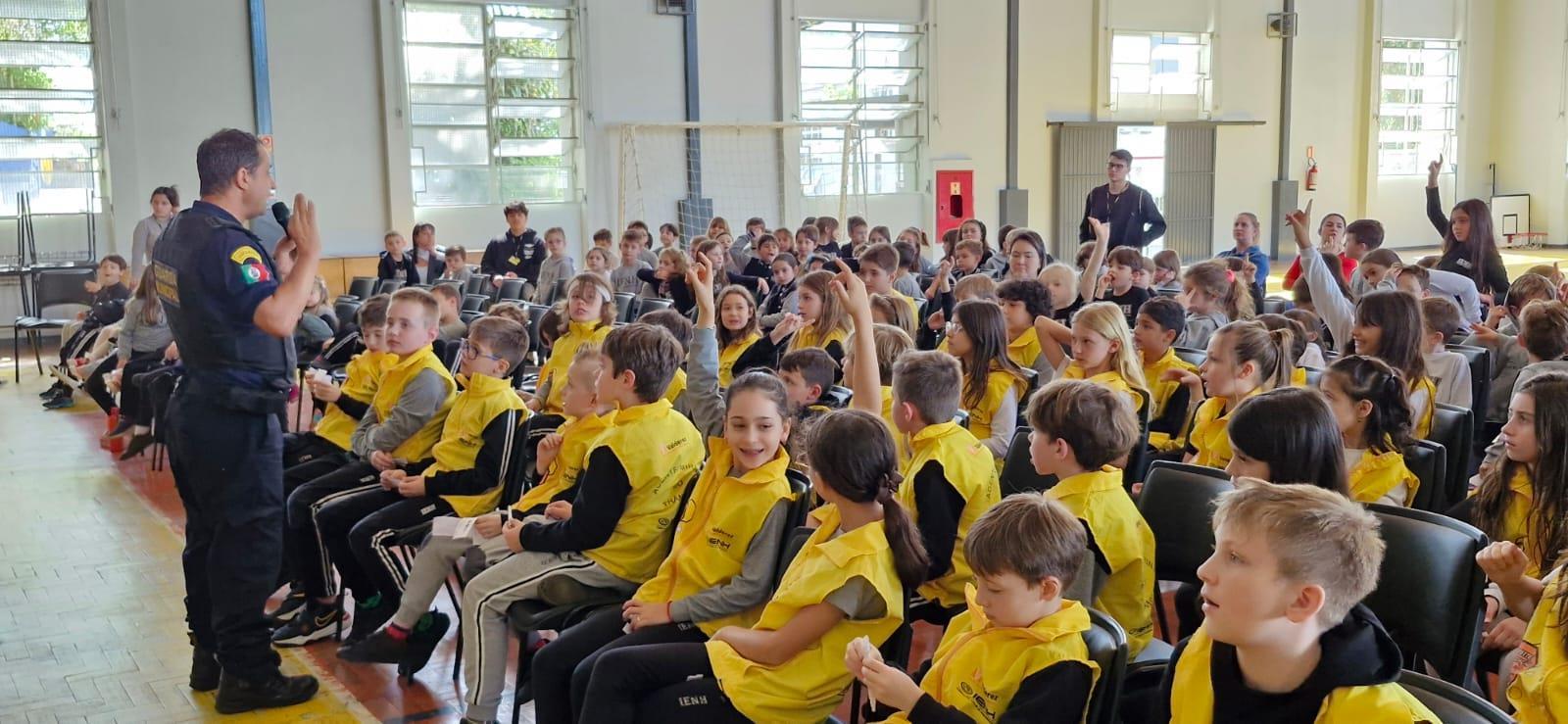 Agentes Mirins do Trânsito da Unidade Pindorama conduzem abertura da Semana do Trânsito 
