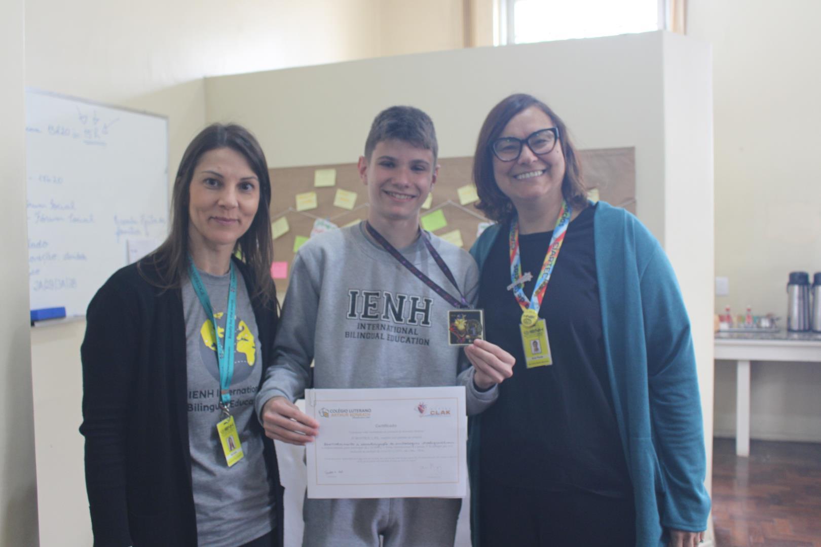 Aluno da IENH conquista 1º lugar em Ciências Biológicas na Mostraclak