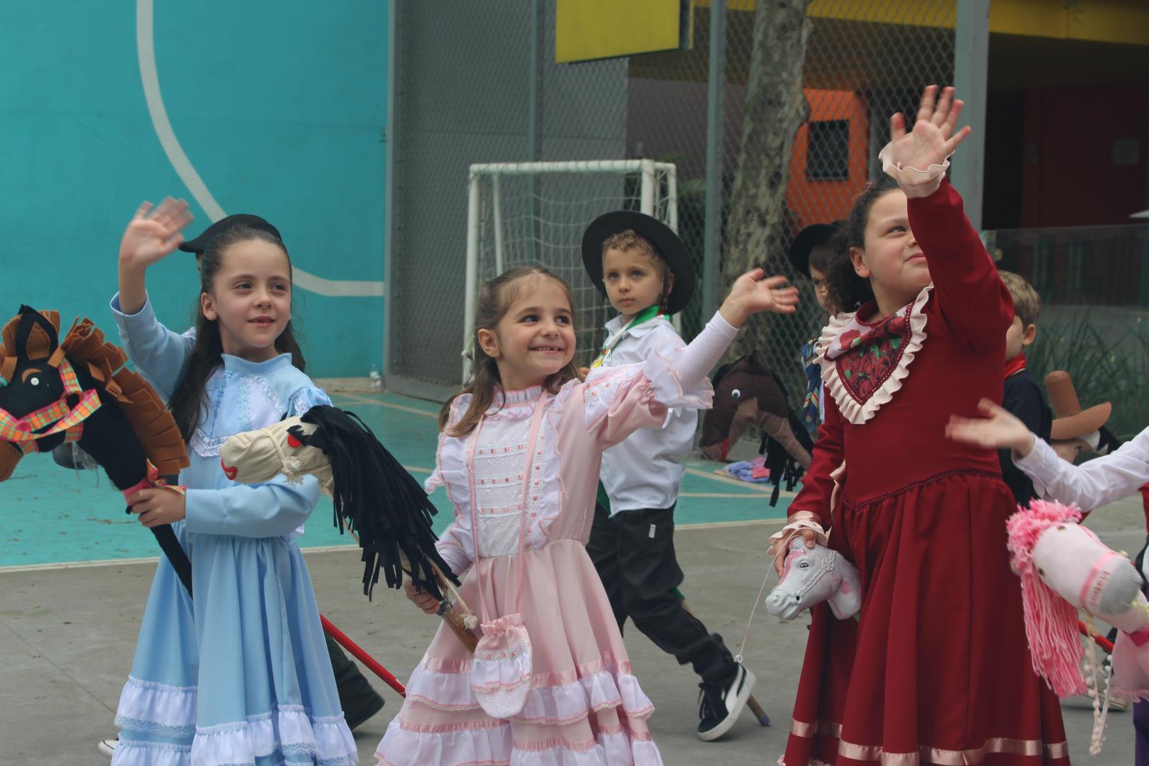 Alunos da IENH celebram a Semana Farroupilha com vivências da cultura gaúcha Alunos da IENH celebram a Semana Farroupilha com vivências da cultura gaúcha