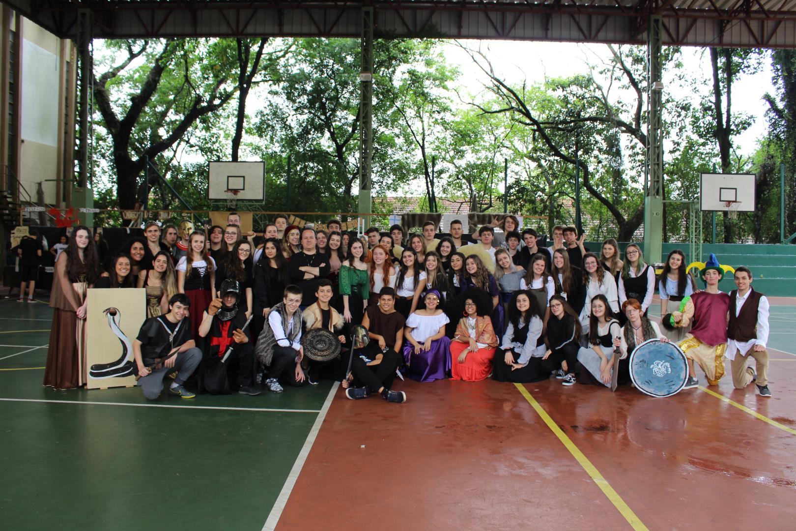 Alunos da IENH compartilham os conhecimentos adquiridos em sala de aula por meio de Feira Medieval