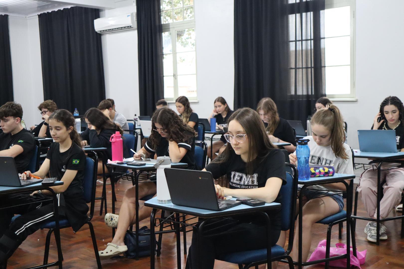 Alunos da IENH participam de simulado da prova SAT