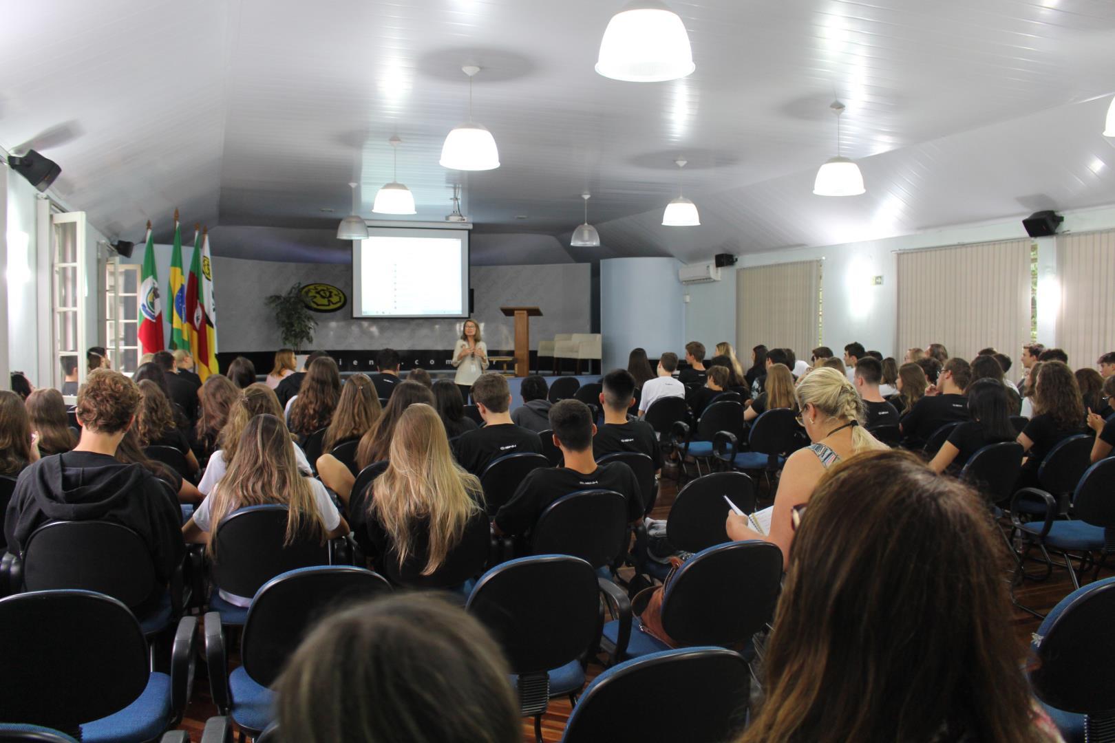 Alunos da Unidade Fundação Evangélica participam do seminário “Um olhar para o Outro”