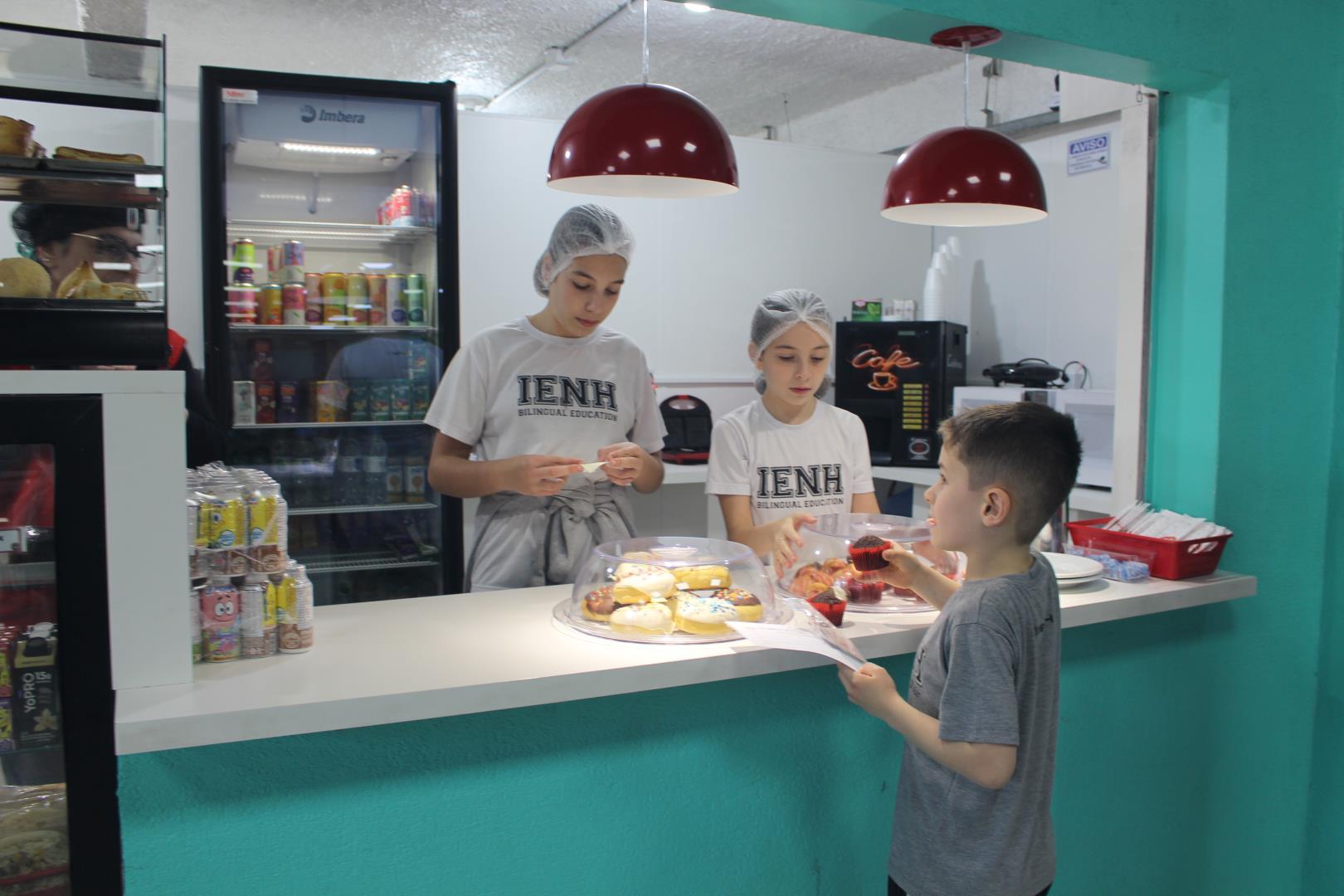 Alunos da Unidade Oswaldo Cruz vivenciam atividade prática de uso do dinheiro em inglês