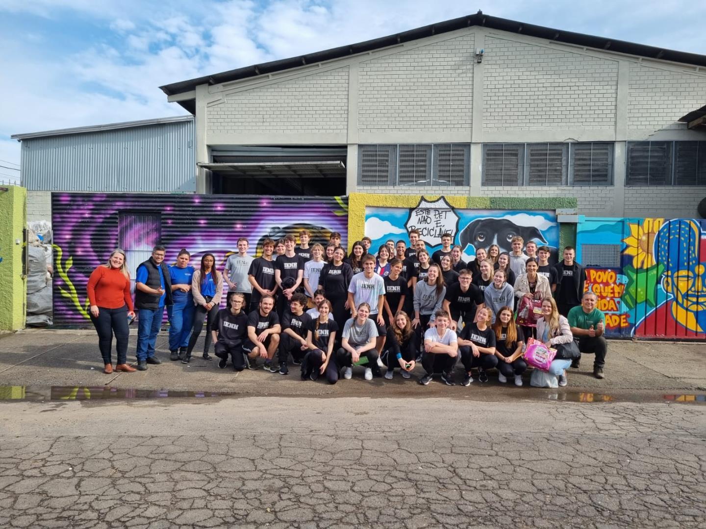 Alunos das 2ªs séries do Ensino Médio visitam centro de reciclagem UNIVALE