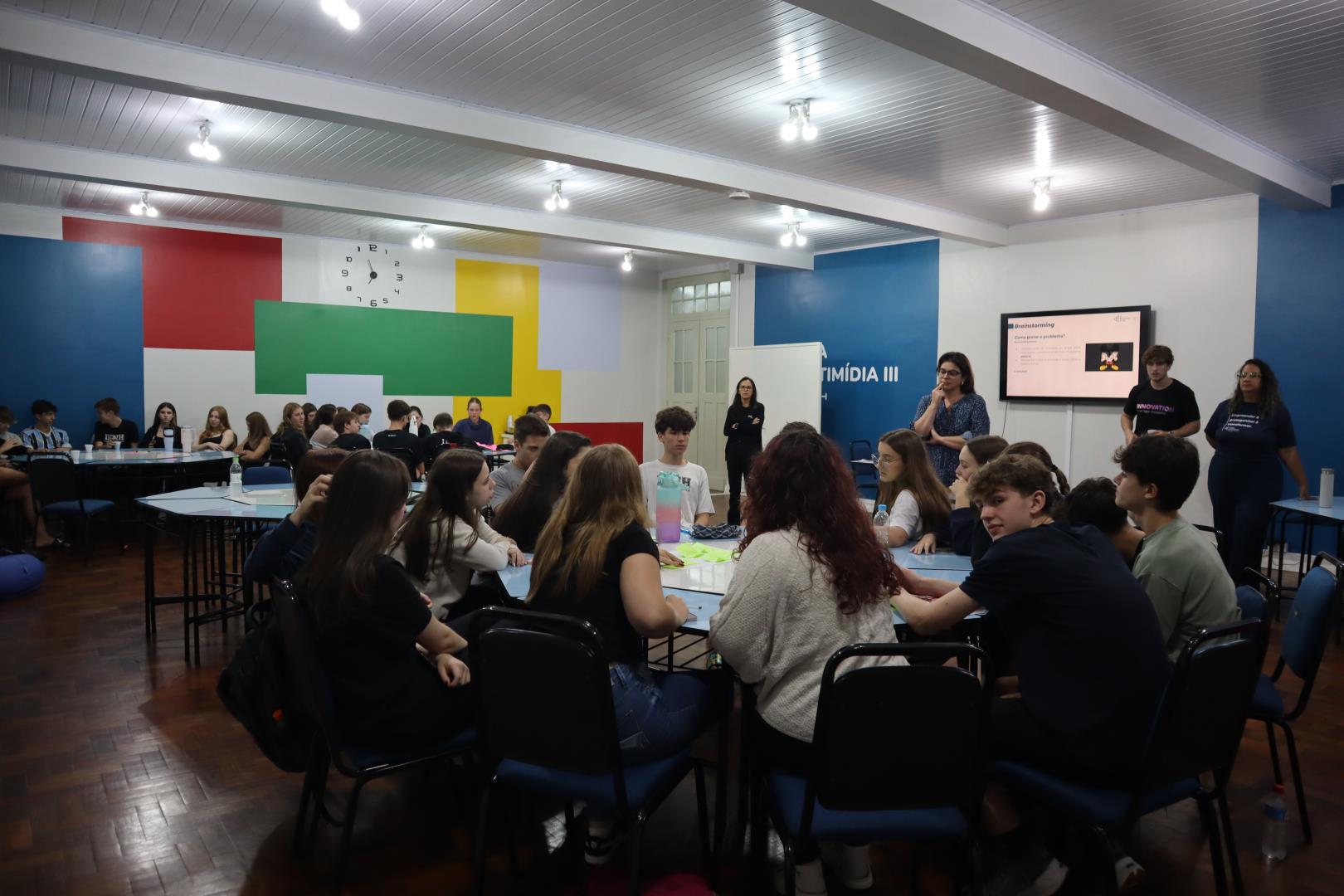 Alunos do Ensino Médio da IENH participam do Programa Miniempresa