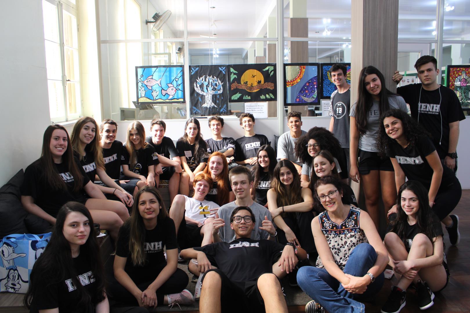 Alunos do Ensino Médio realizam exposição de artes na Biblioteca da Unidade Fundação Evangélica