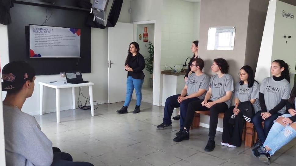 Alunos do Técnico em Informática da IENH realizam Visita Técnica à Testing Company Alunos do Técnico em Informática da IENH realizam Visita Técnica à Testing Company