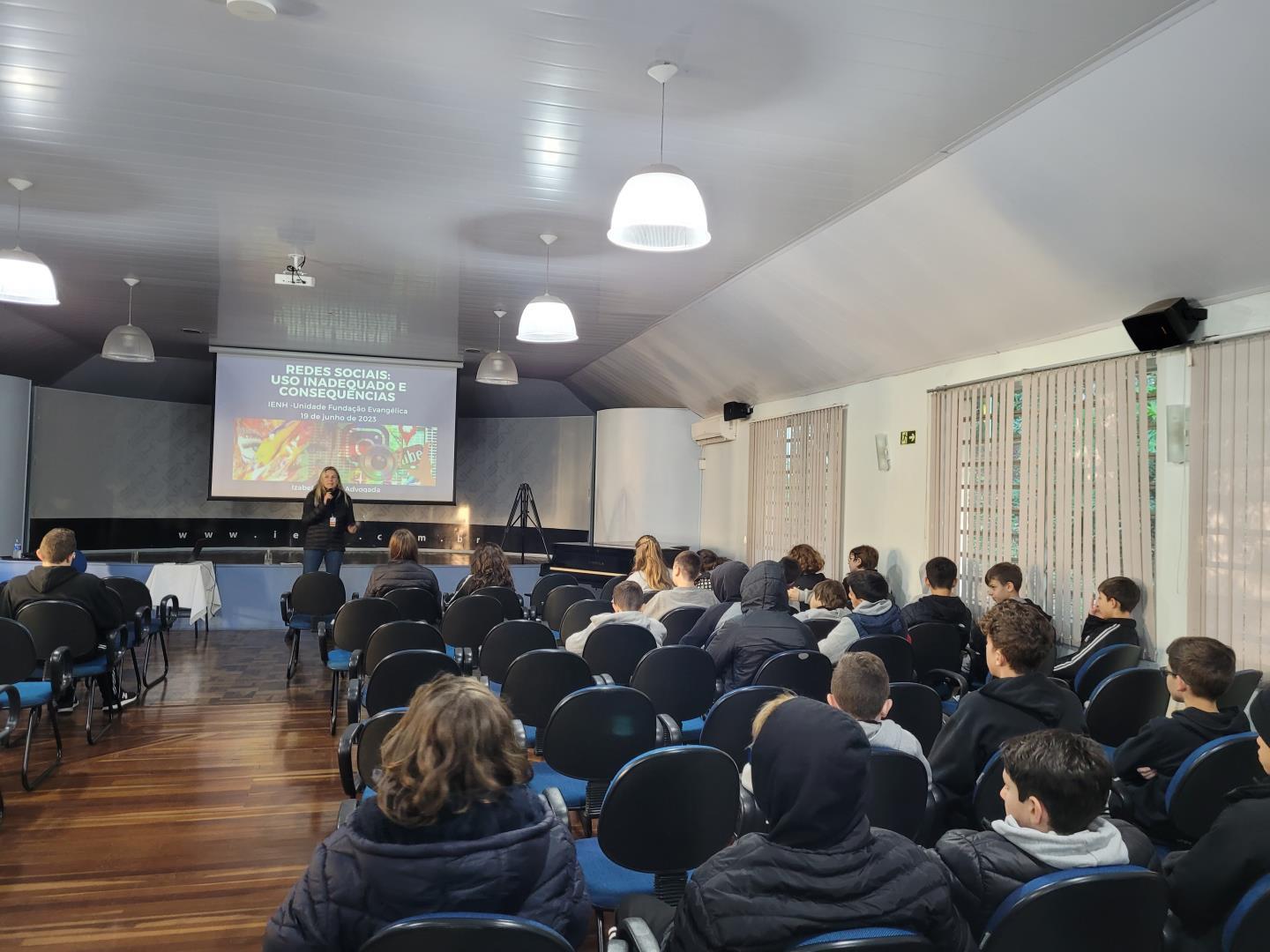 Alunos dos 7ºs e 8ºs anos da Unidade Fundação Evangélica participam de palestra sobre redes sociais