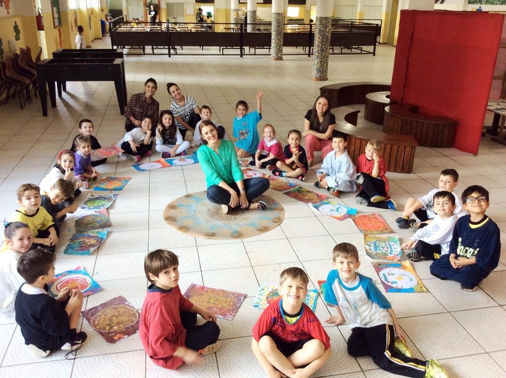 Artista ensina técnicas de confecção de mandalas para Níveis 4 e 5 da Educação Infantil