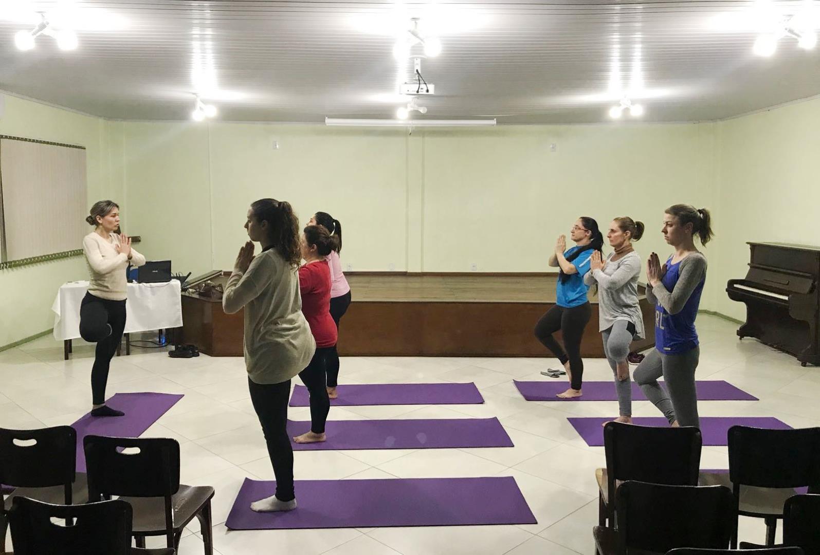 Atividades do segundo semestre das Trilhas de Aprendizagem da Faculdade IENH iniciam com Hatha Yoga