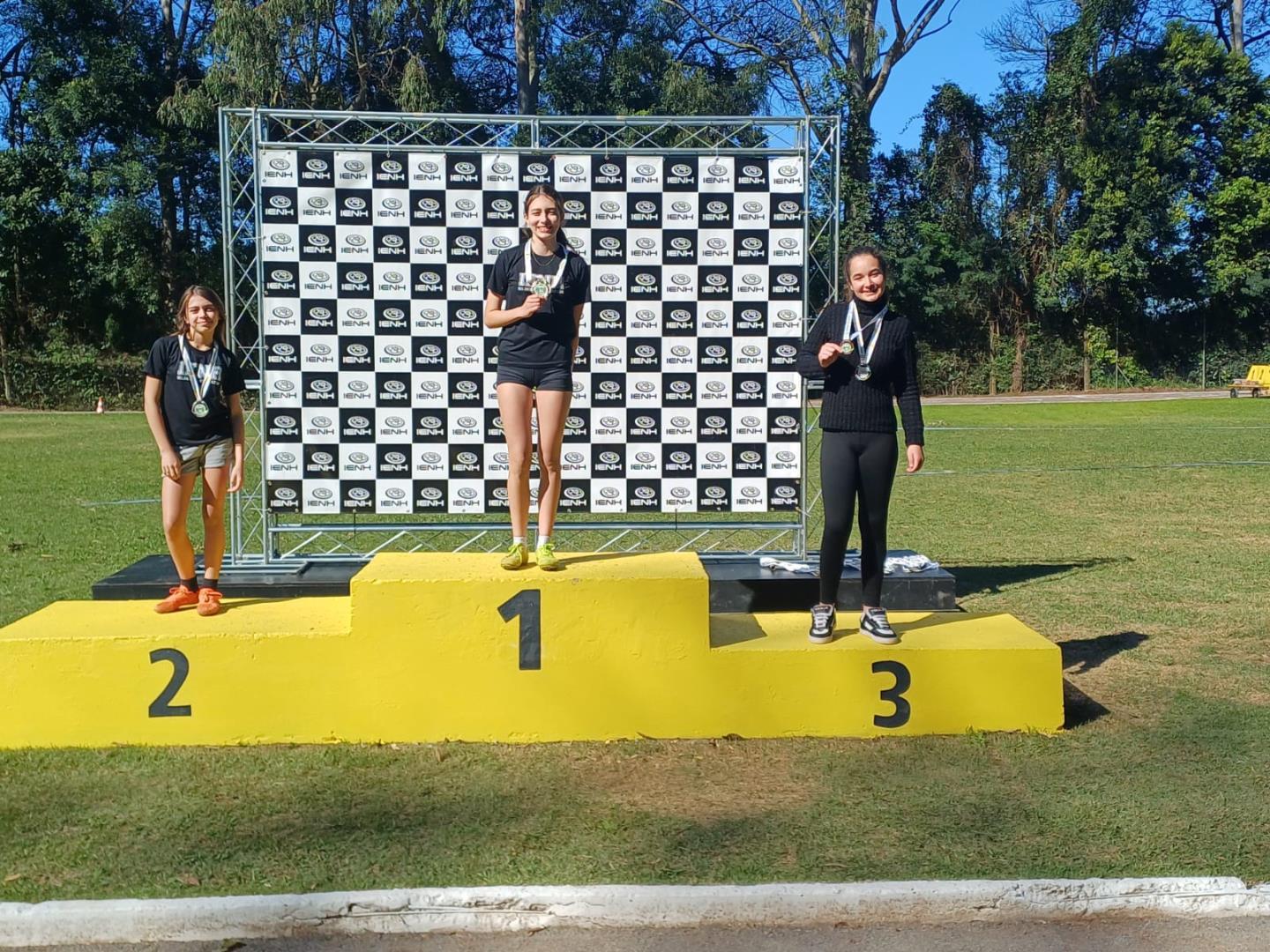 Atletismo da IENH se destaca na Olimpíada Escolar de Novo Hamburgo