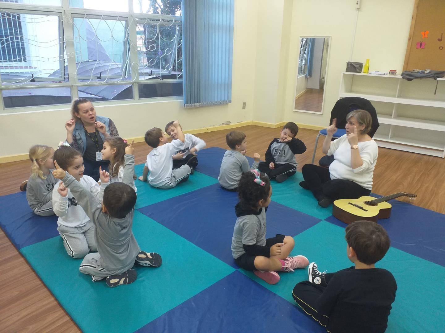 Aula de música proporciona o estudo sobre o autoconhecimento e empatia na Educação Infantil da IENH