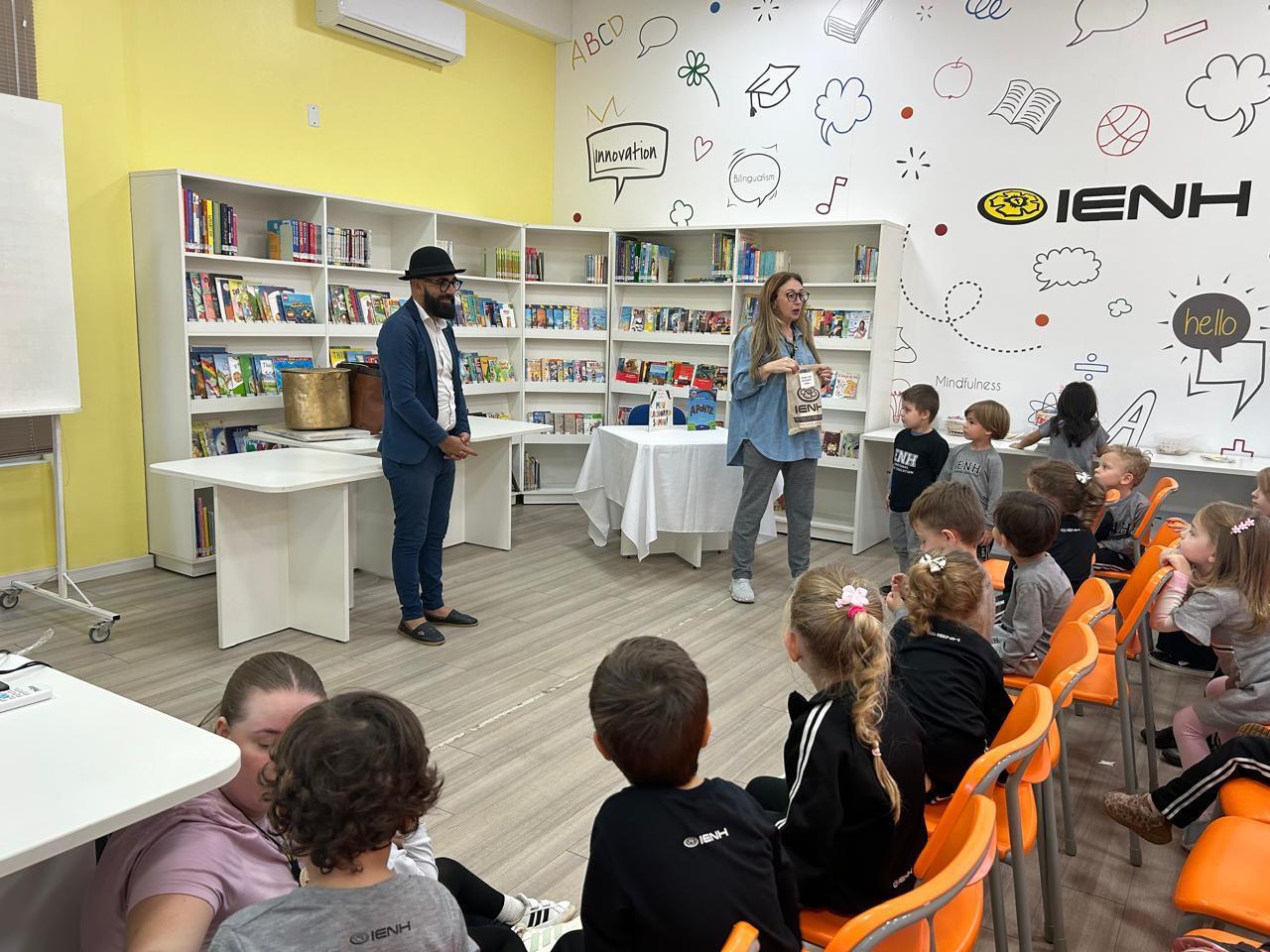 Autor Eliandro Rocha encanta crianças em atividade literária na Unidade Pindorama