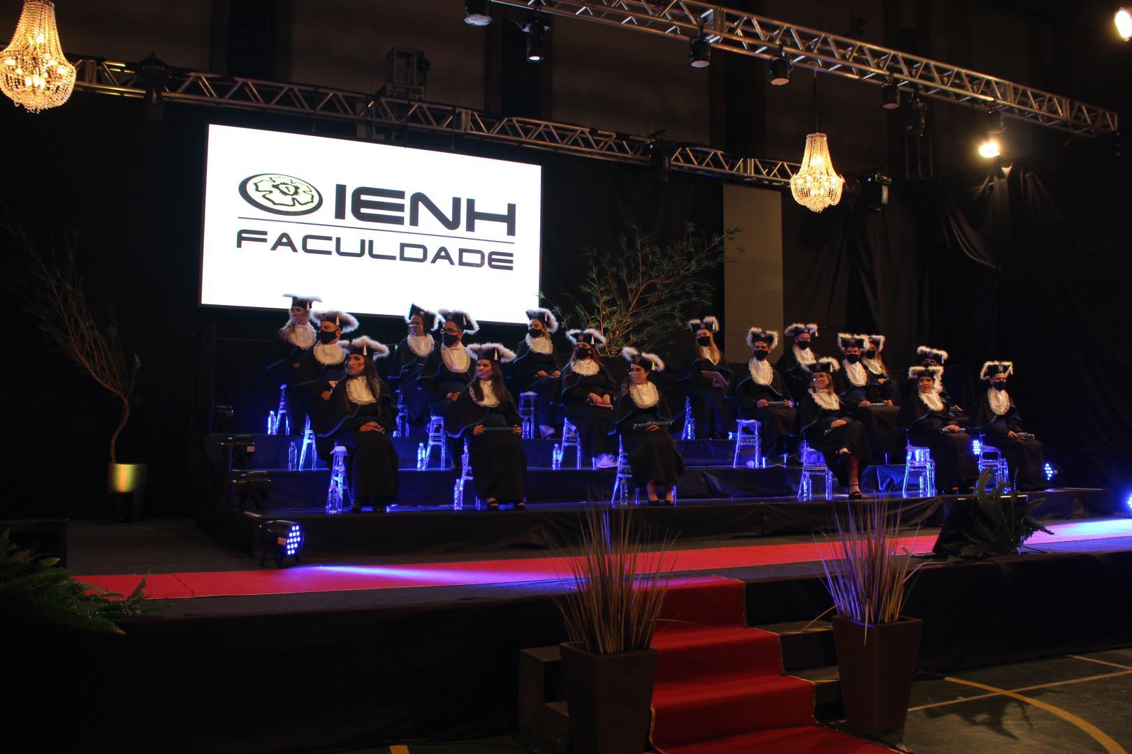 Bacharéis e tecnólogos são formados pela Faculdade IENH em momento solene
