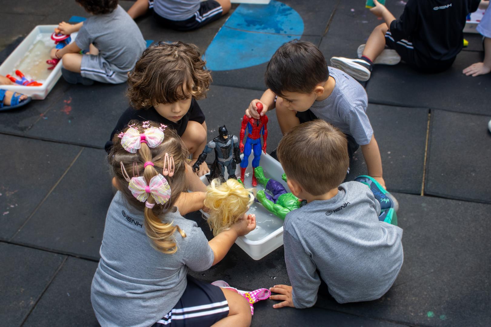 Brincadeira com água e sabão estimula descobertas no Kindergarten 3 da Unidade Oswaldo Cruz