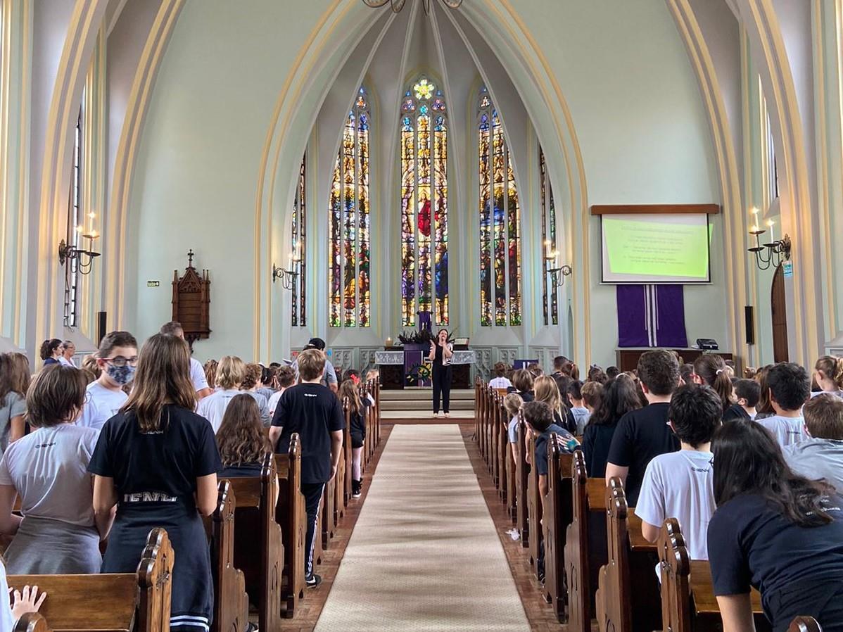 Celebração de Páscoa é promovida para estudantes da Unidade Oswaldo Cruz na Igreja da Ascensão