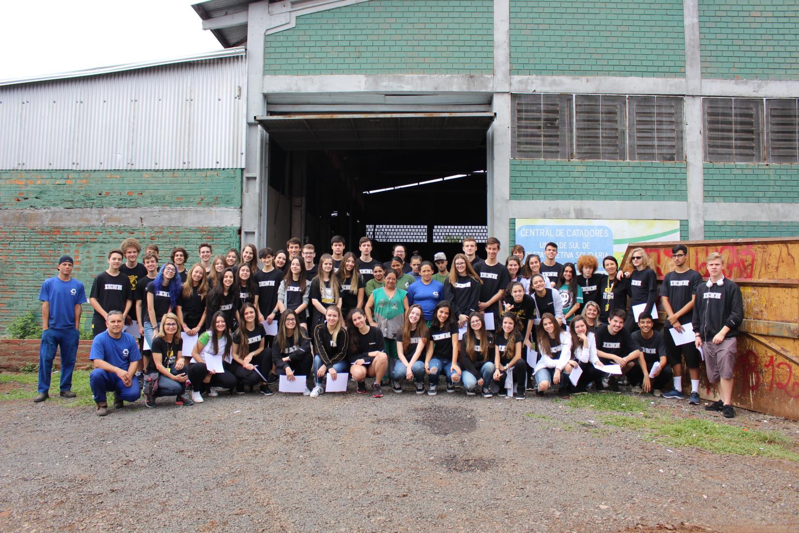 Central de reciclagem é sala de aula para os alunos do Ensino Médio