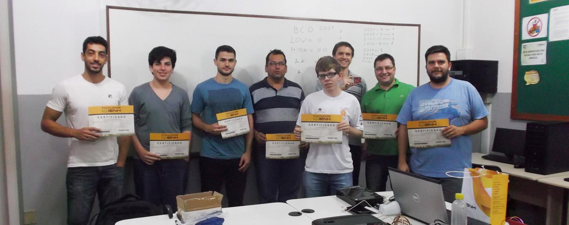 Certificados de conclusão são entregues para alunos do Curso de Extensão em Arduino