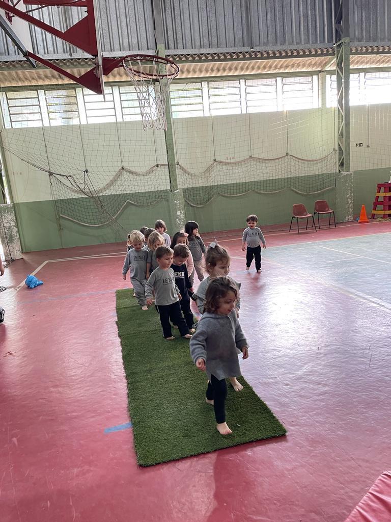 Com o circuito dos 5 sentidos, turma da Educação Infantil da IENH participa de propostas divertidas