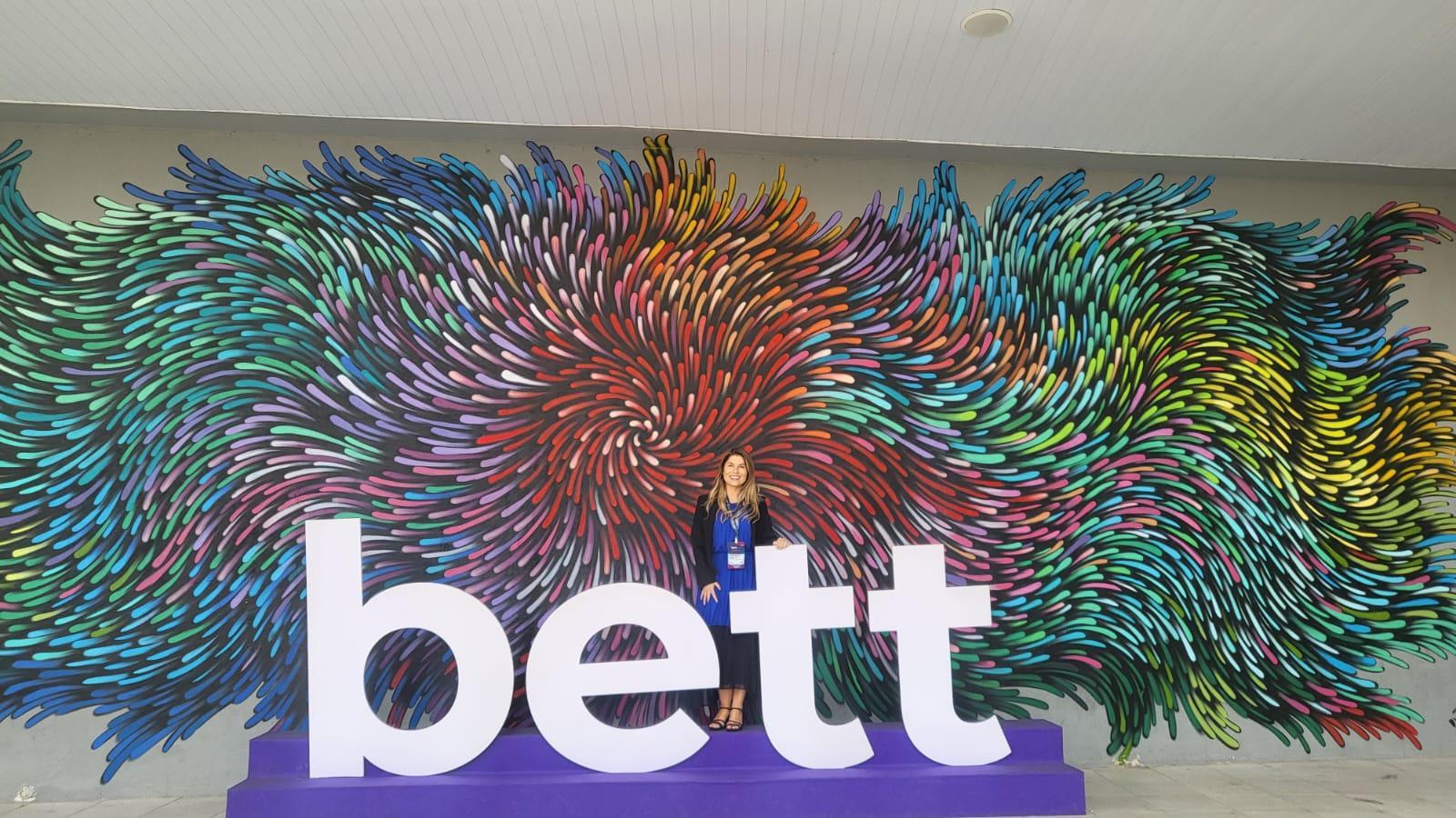 Coordenadora do Currículo Bilíngue IENH palestra na Bett Educar 2023