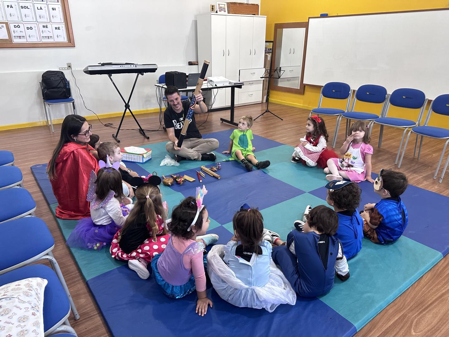 Crianças da Unidade Pindorama utilizam instrumento musical indígena 