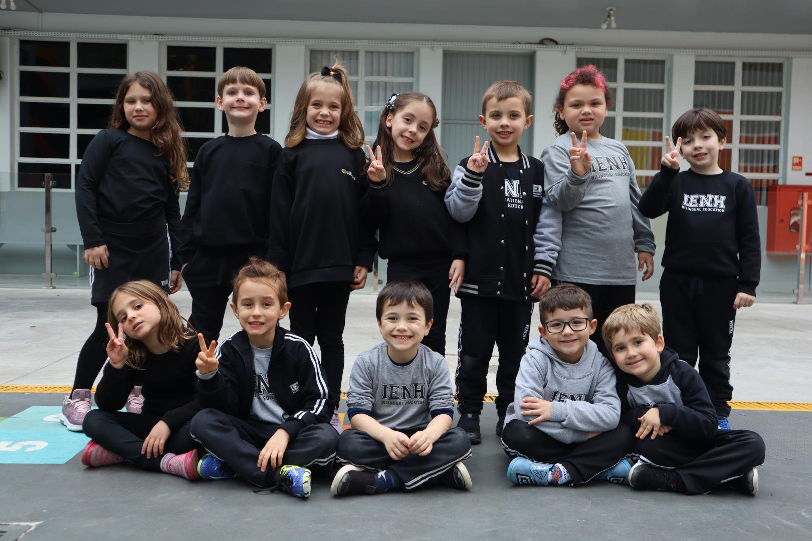 Crianças do Kindergarten 5A da Unidade Oswaldo Cruz fotografam a escola sob sua própria perspectiva