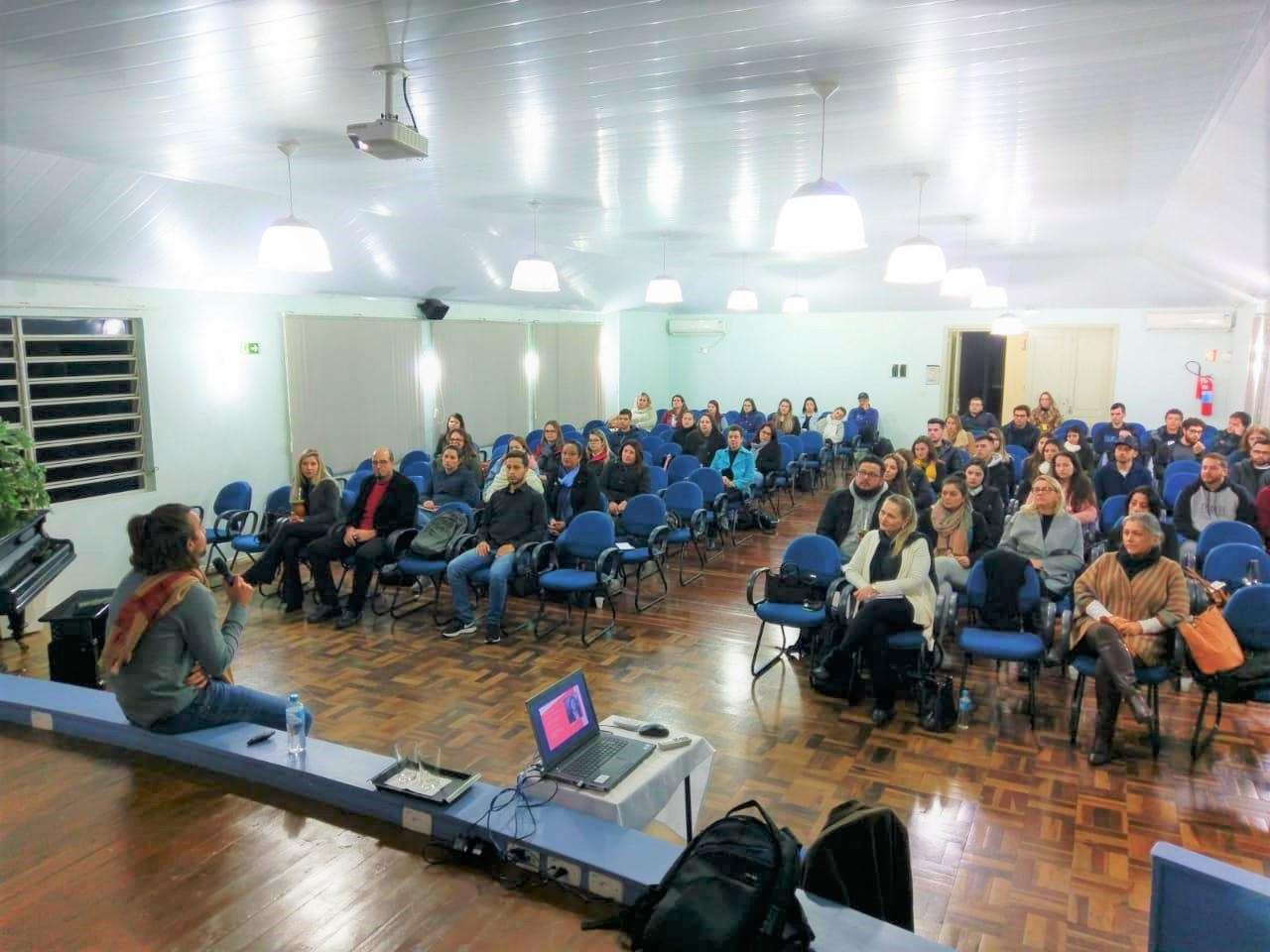 Curso de Extensão da IENH debate a “psicologia positiva: felicidade no trabalho?”