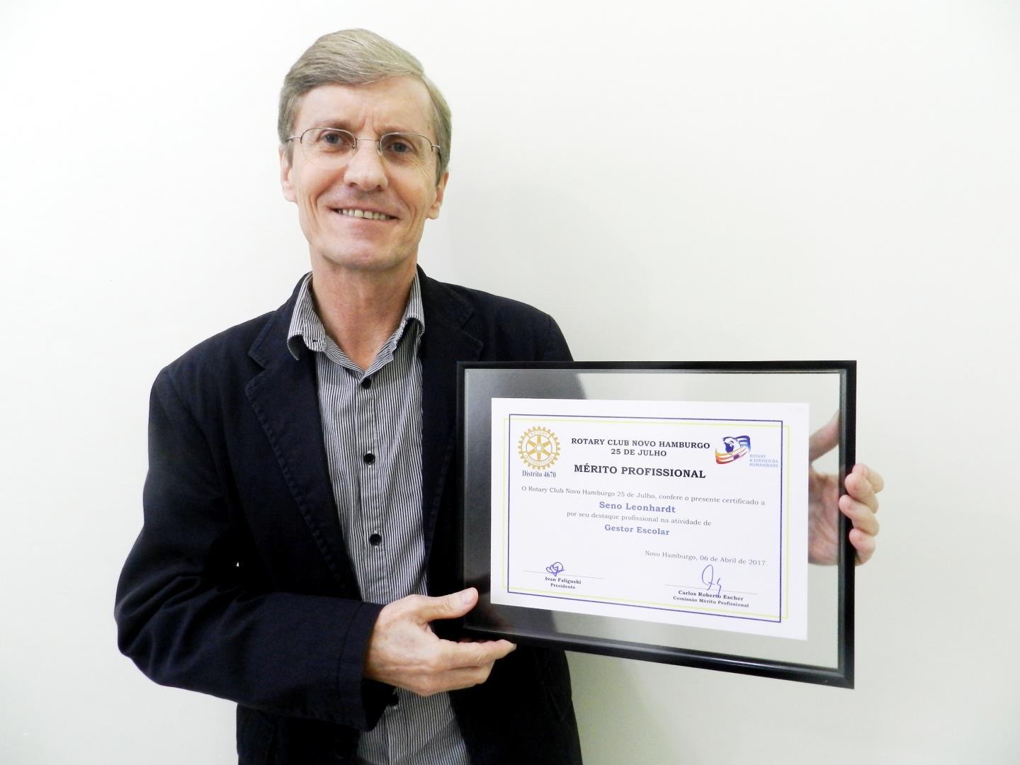 Diretor da IENH é homenageado com Destaque Mérito Profissional do Rotary Clube 