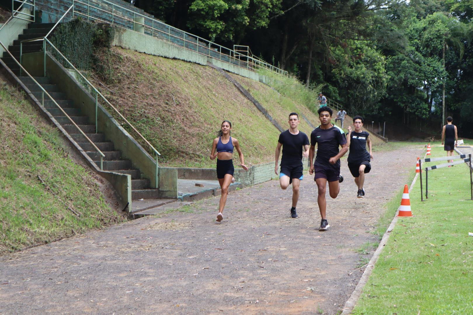 Equipe de atletismo da IENH retoma treinos para competições de 2025 Equipe de atletismo da IENH retoma treinos para competições de 2025