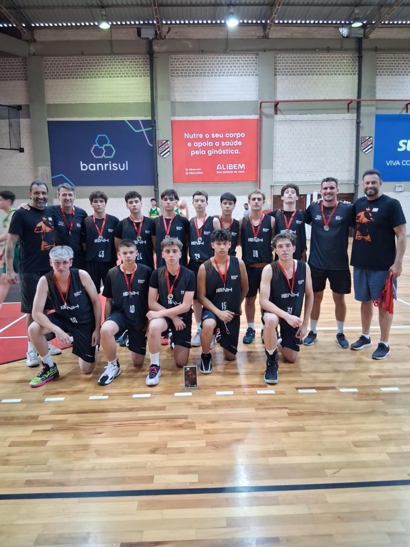 Equipe de Basquete sub-15 masculina da IENH é vice-campeã da LNBB 2025