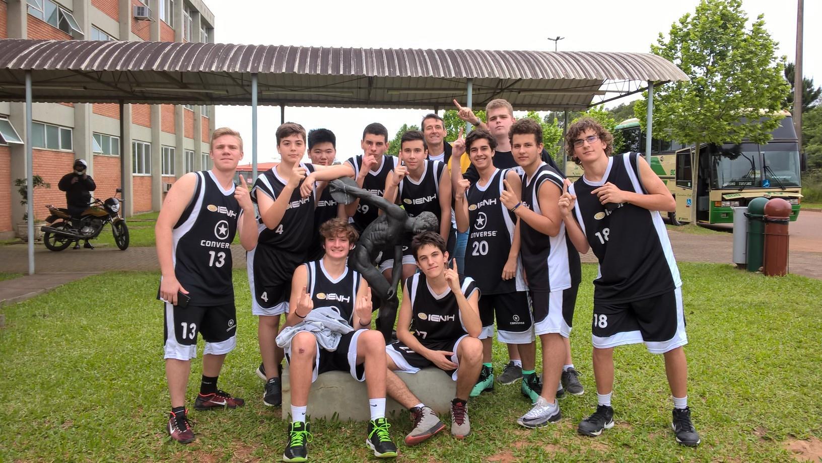 Equipe de basquete sub-17 masculino da IENH é campeã dos Jogos Internacionais Luteranos