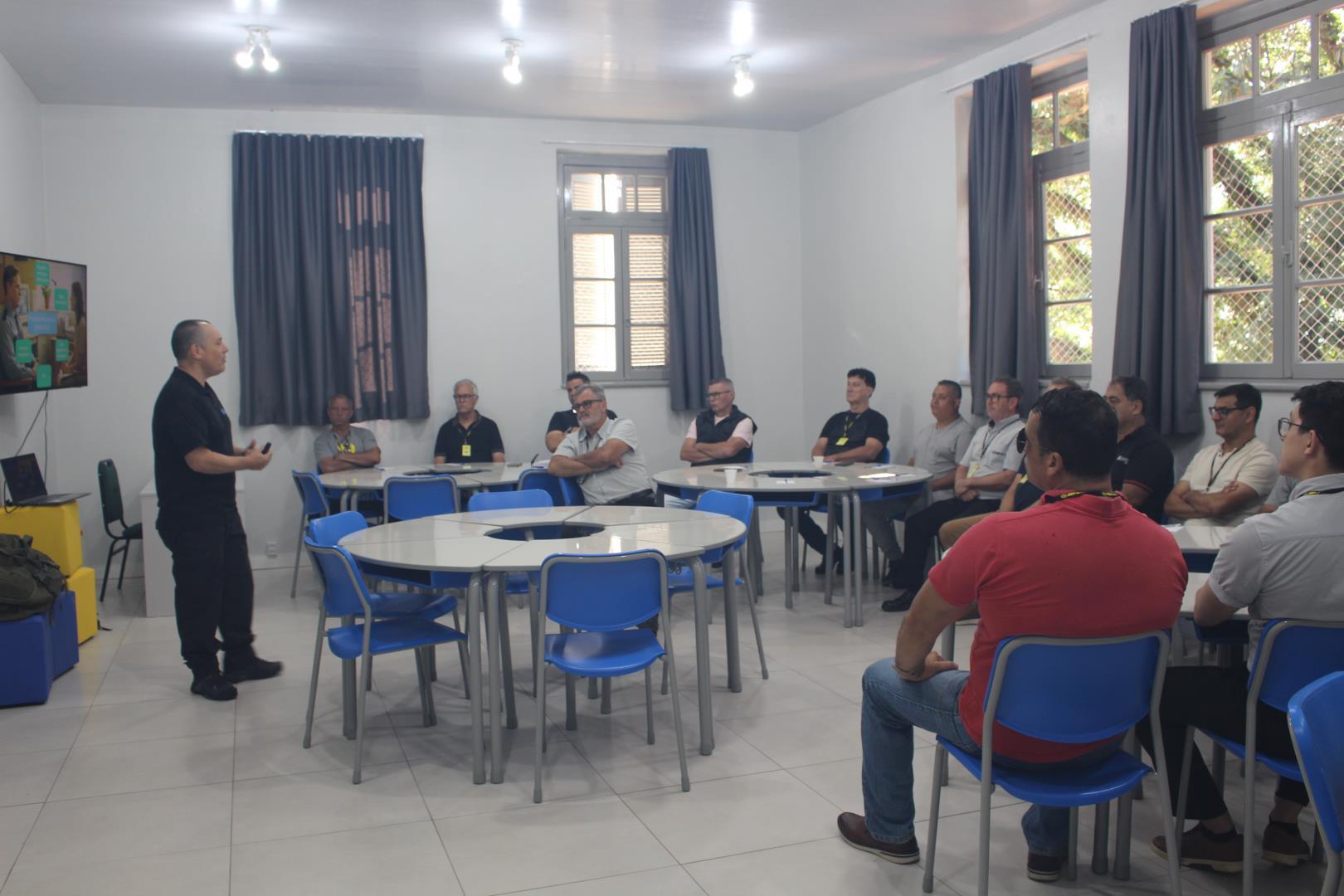 Equipe de portaria e zeladoria da IENH participa de treinamento 