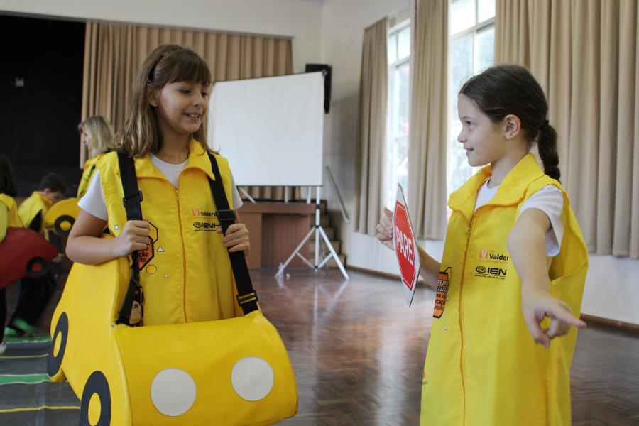 Estudantes aprendem sobre trânsito seguro com o CFC Valderez