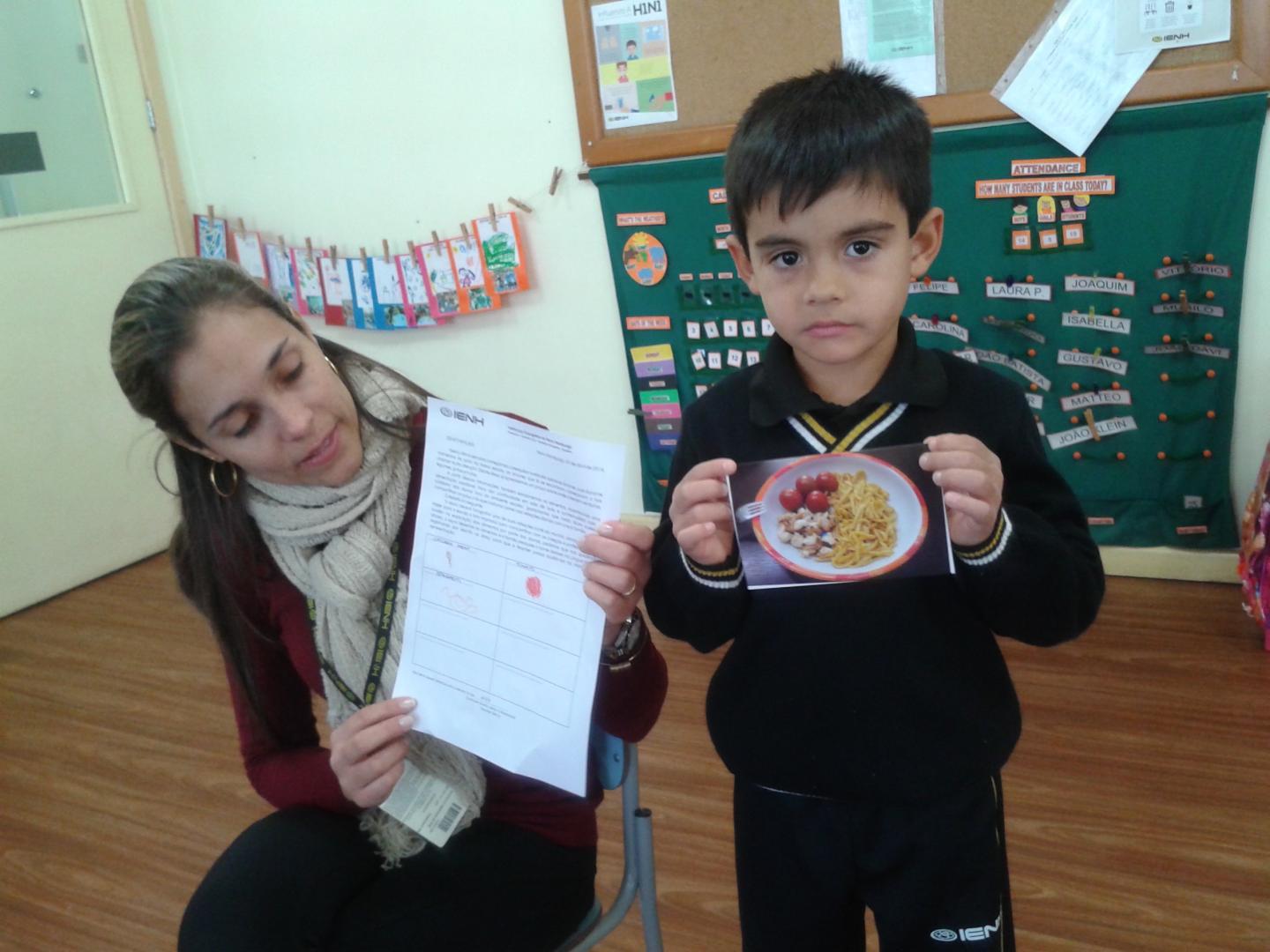Estudantes bilíngues do Nível 5 aprendem sobre alimentação em Inglês
