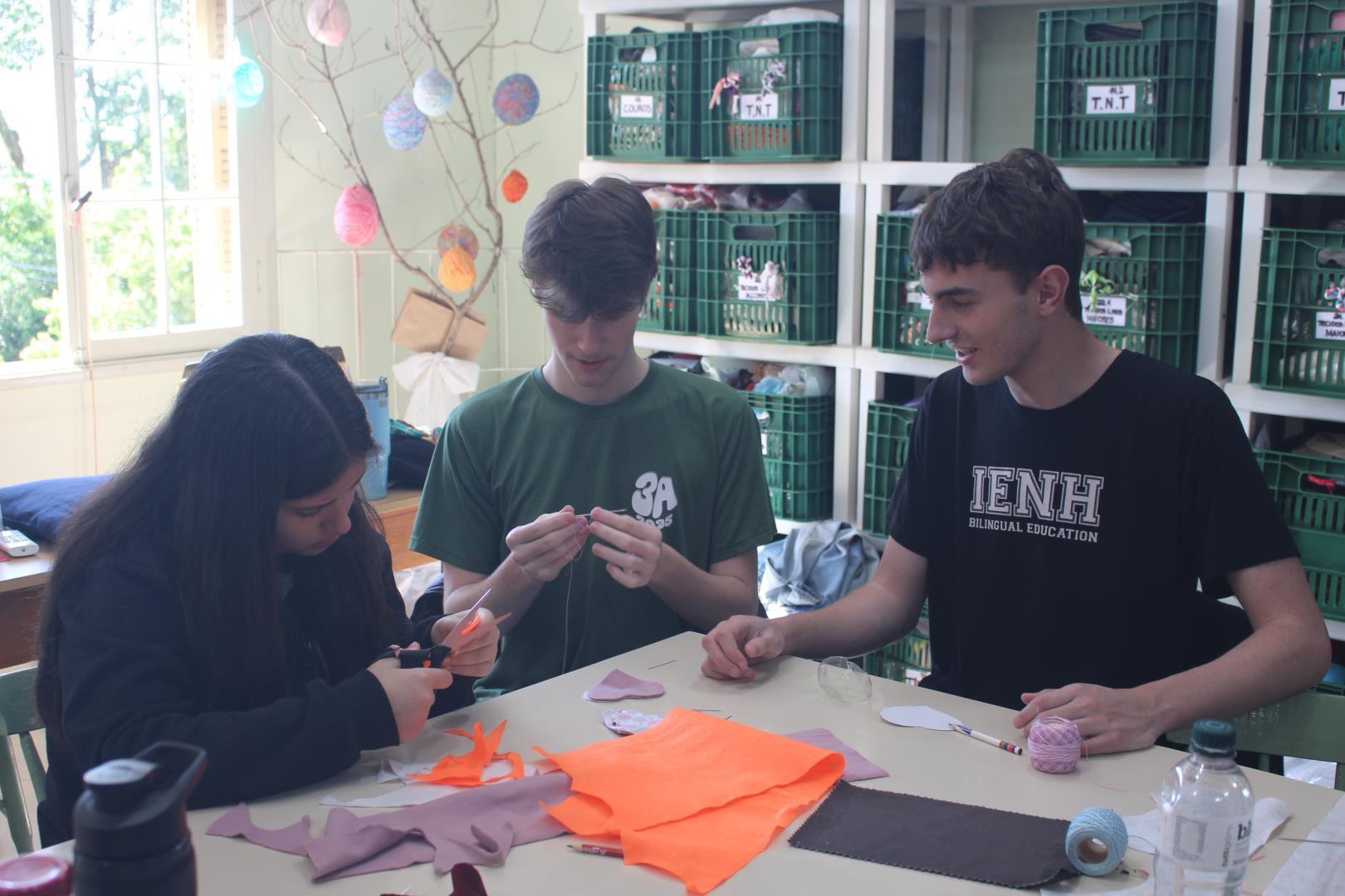 Estudantes da 3rd grade confeccionam lembrancinhas para os idosos do Lar São Vicente