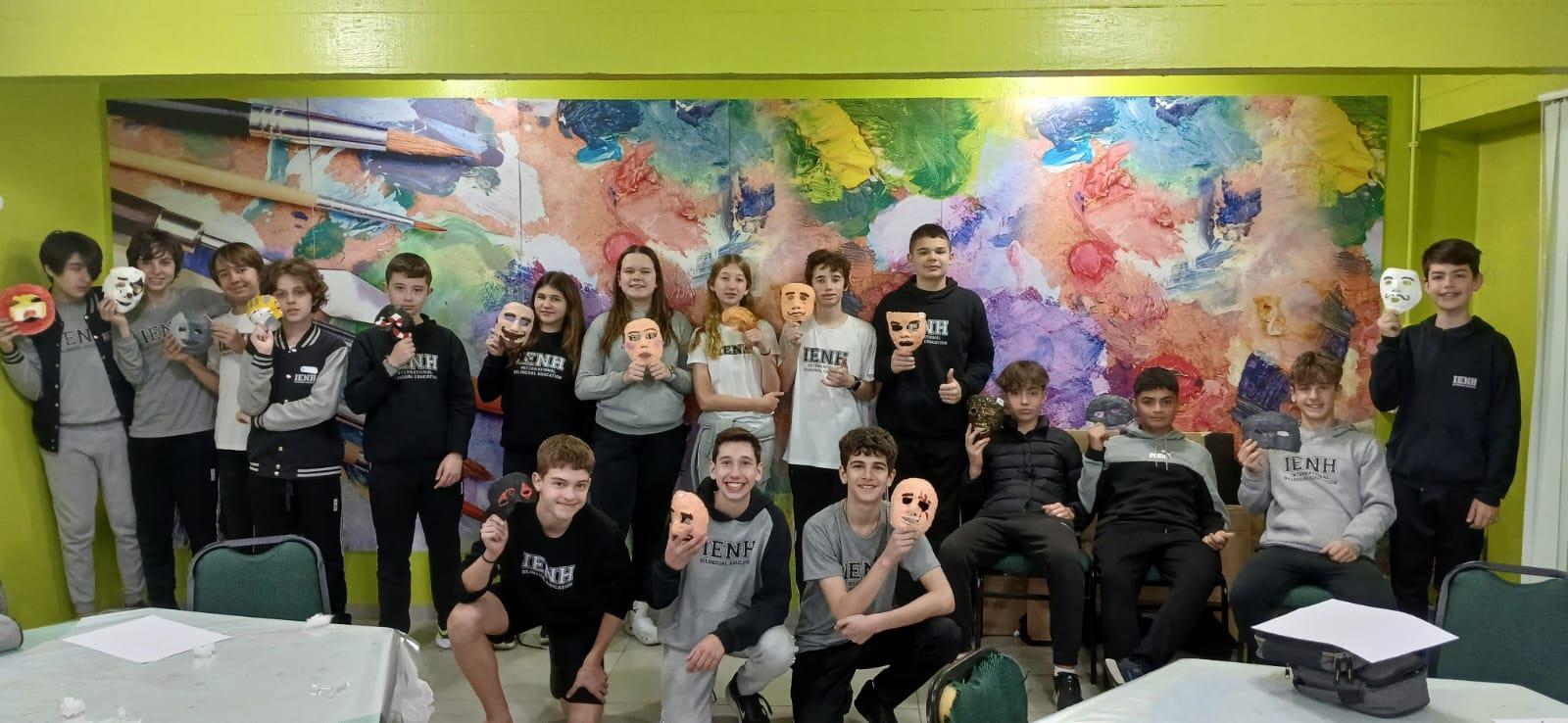 Estudantes da Unidade Fundação Evangélica criam máscaras artísticas para apresentações teatrais