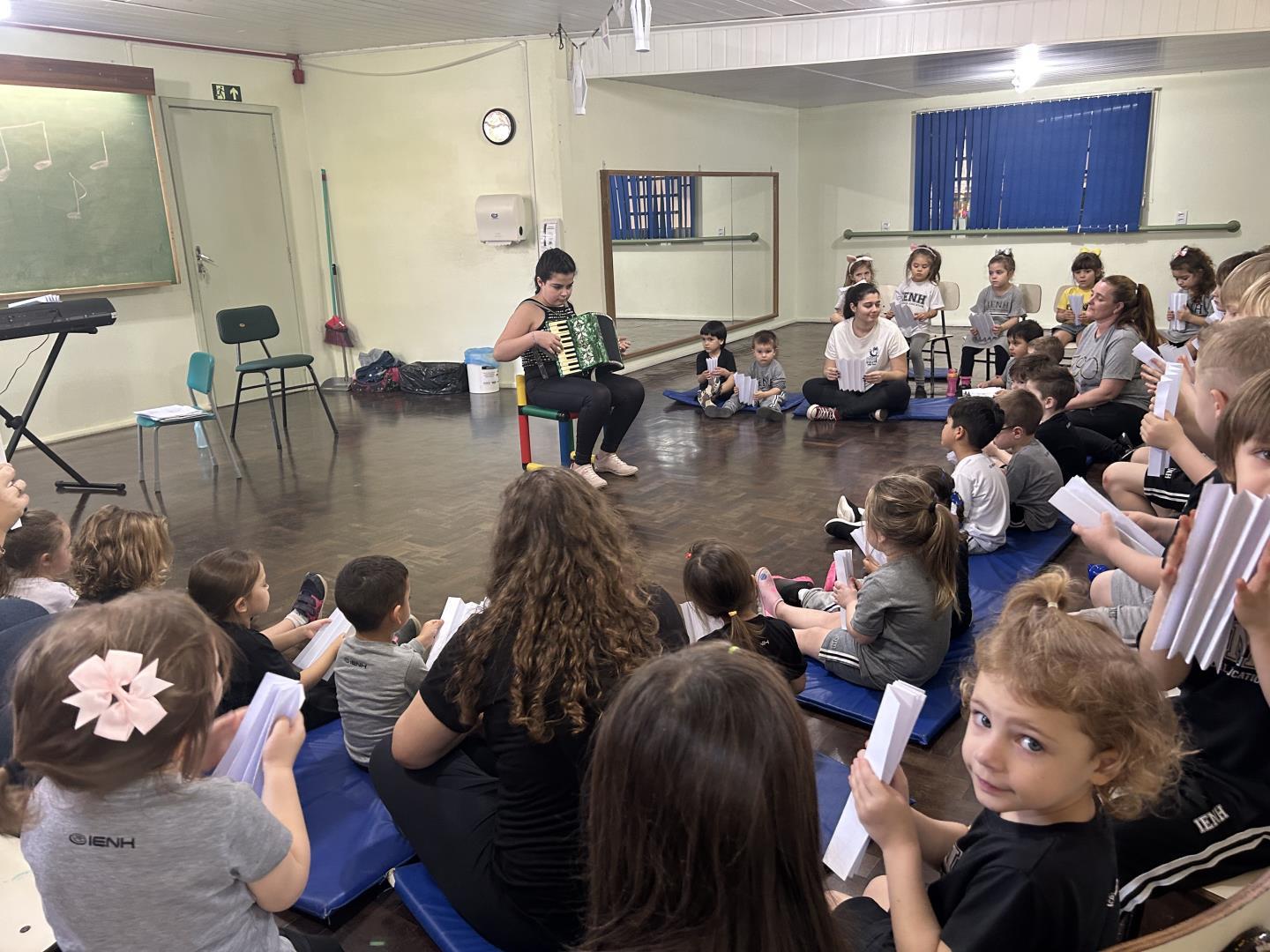 Estudantes da Unidade Oswaldo Cruz recebem visita de gaiteira mirim