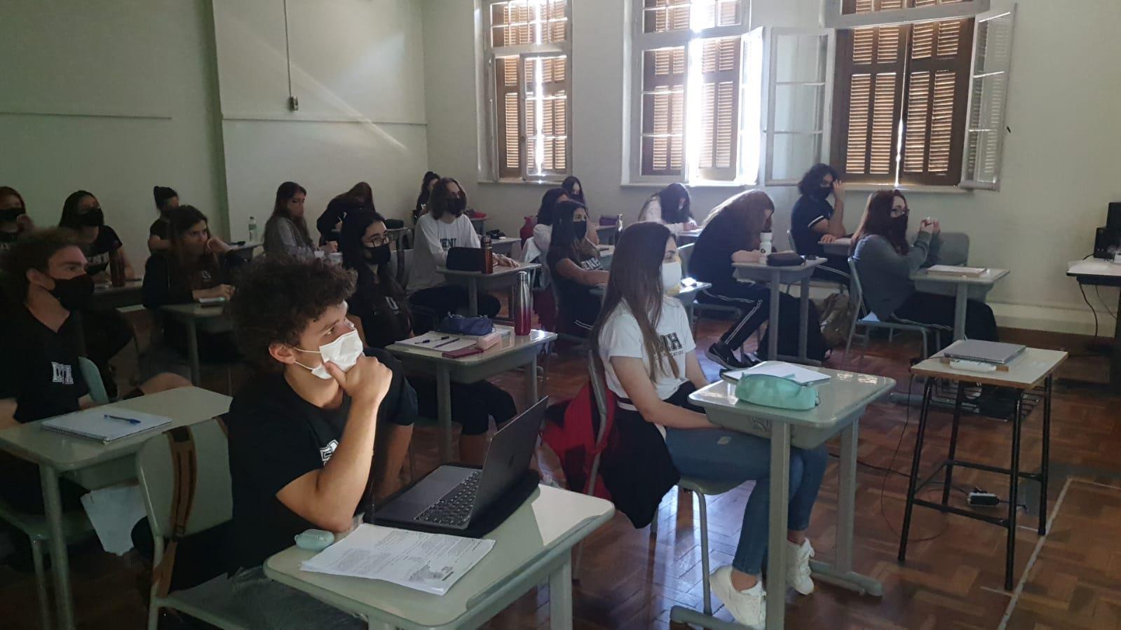 Estudantes das 2ªs séries do Ensino Médio conhecem o Centro de Reciclagem UNIVALE