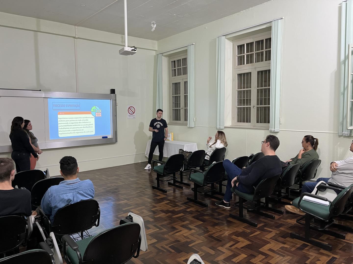 Estudantes de Comércio Exterior apresentam Projeto de Inserção de Produtos no Mercado Internacional