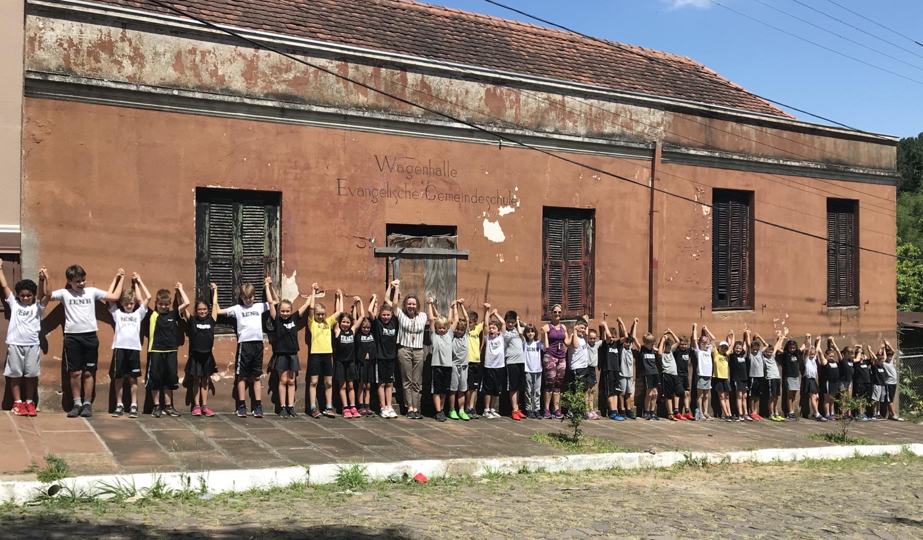 Estudantes do Ensino Fundamental abraçam prédio da Evangelische Gemeinde Schule 