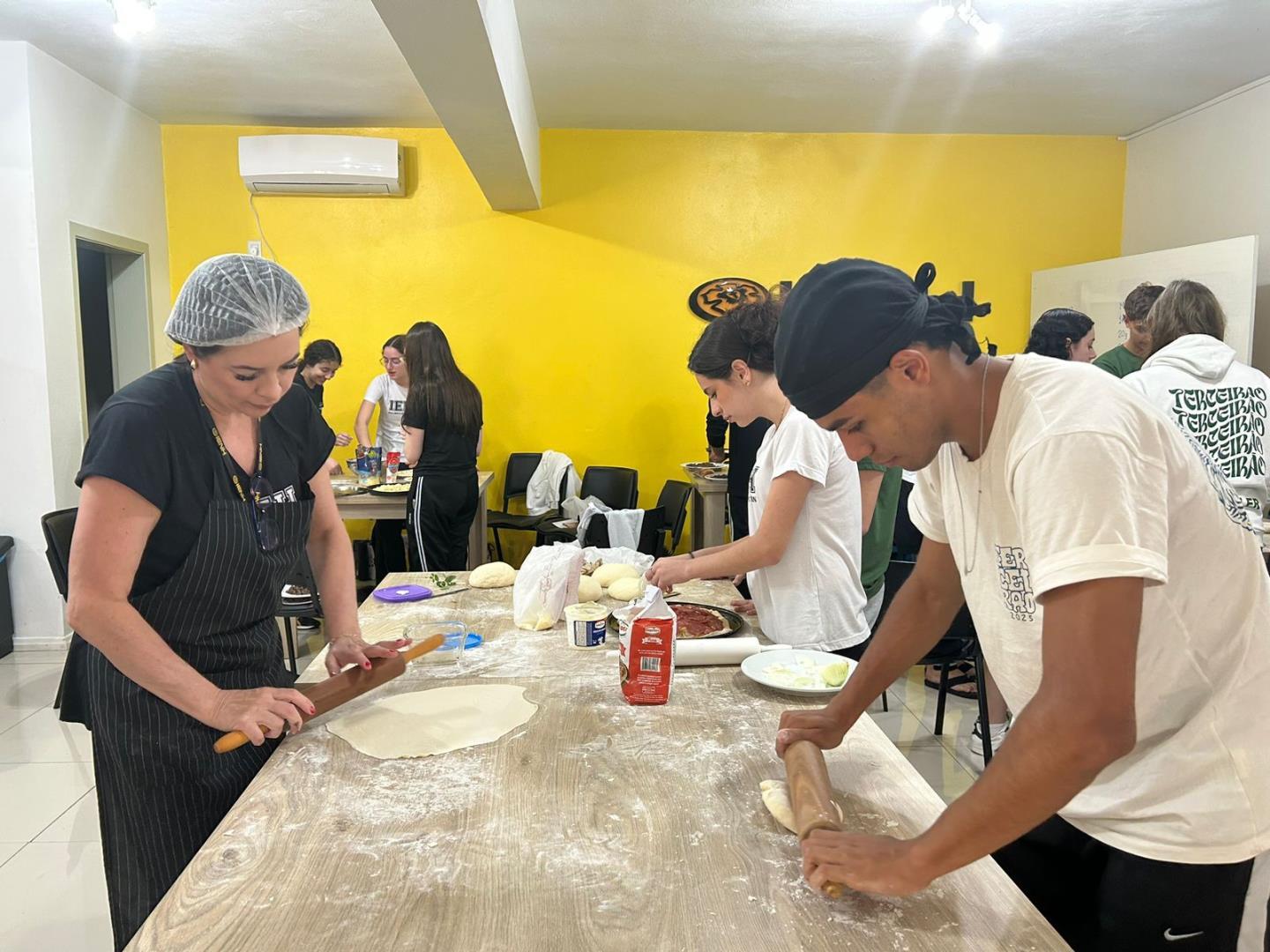 Estudantes do Terceirão da IENH vivenciam aprendizados práticos no Espaço Maker