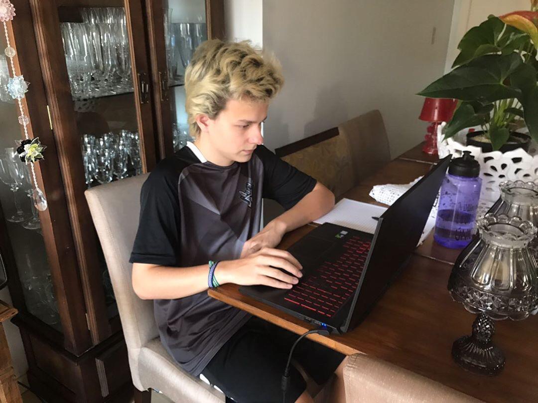 Estudantes realizam simulado preparatório on-line para o ENEM Estudantes realizam simulado preparatório on-line para o ENEM