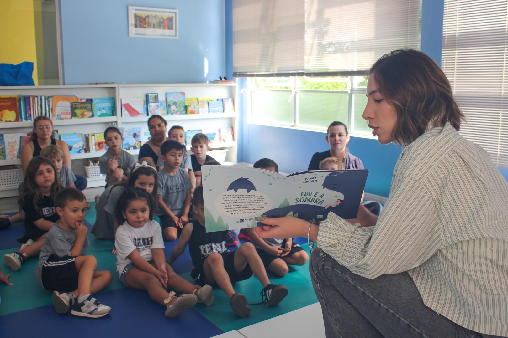 Ex-aluna retorna à IENH para compartilhar trajetória e apresentar livro infantil