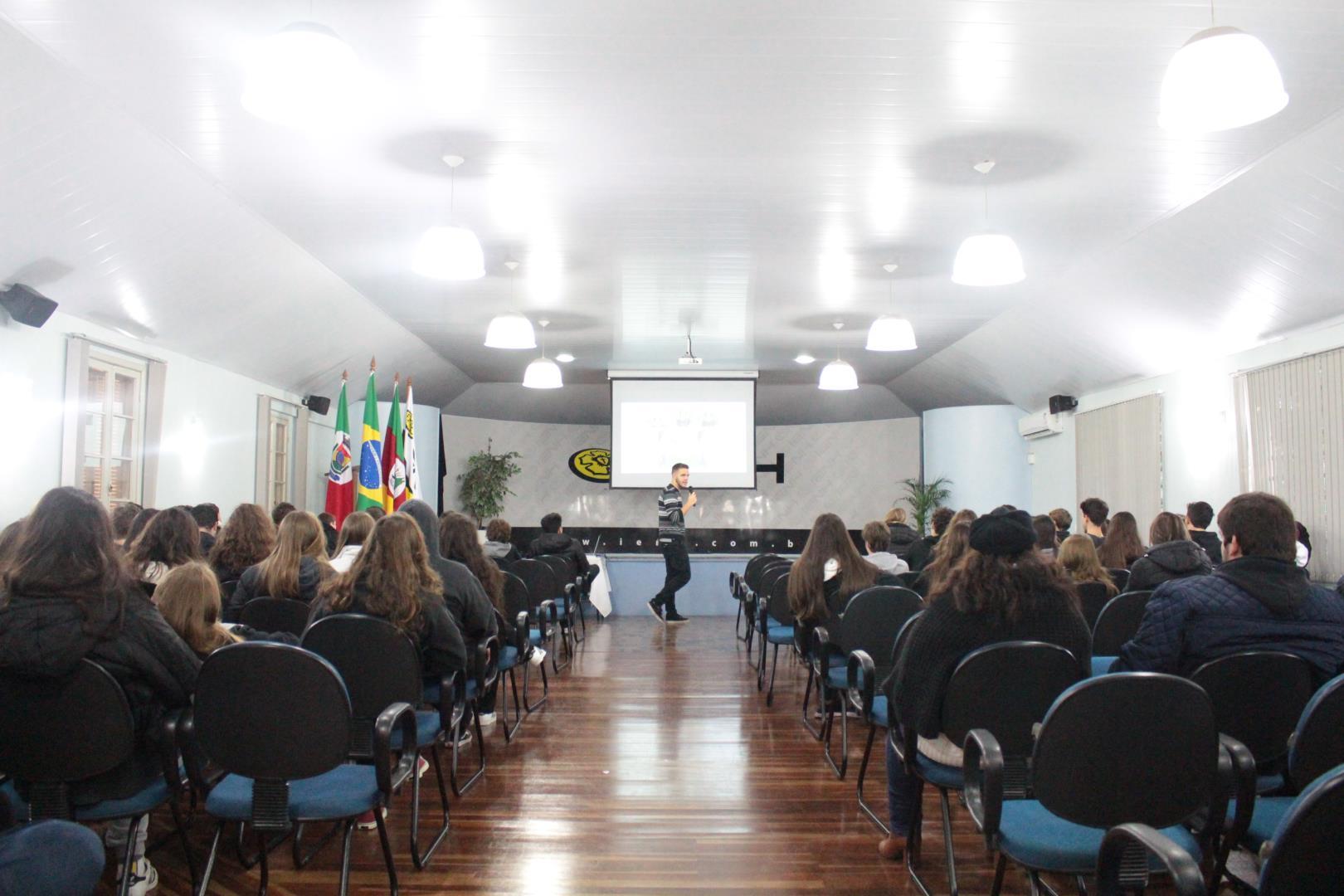 Ex-aluno da IENH conversa com estudantes do Ensino Médio sobre produção de curta-metragem