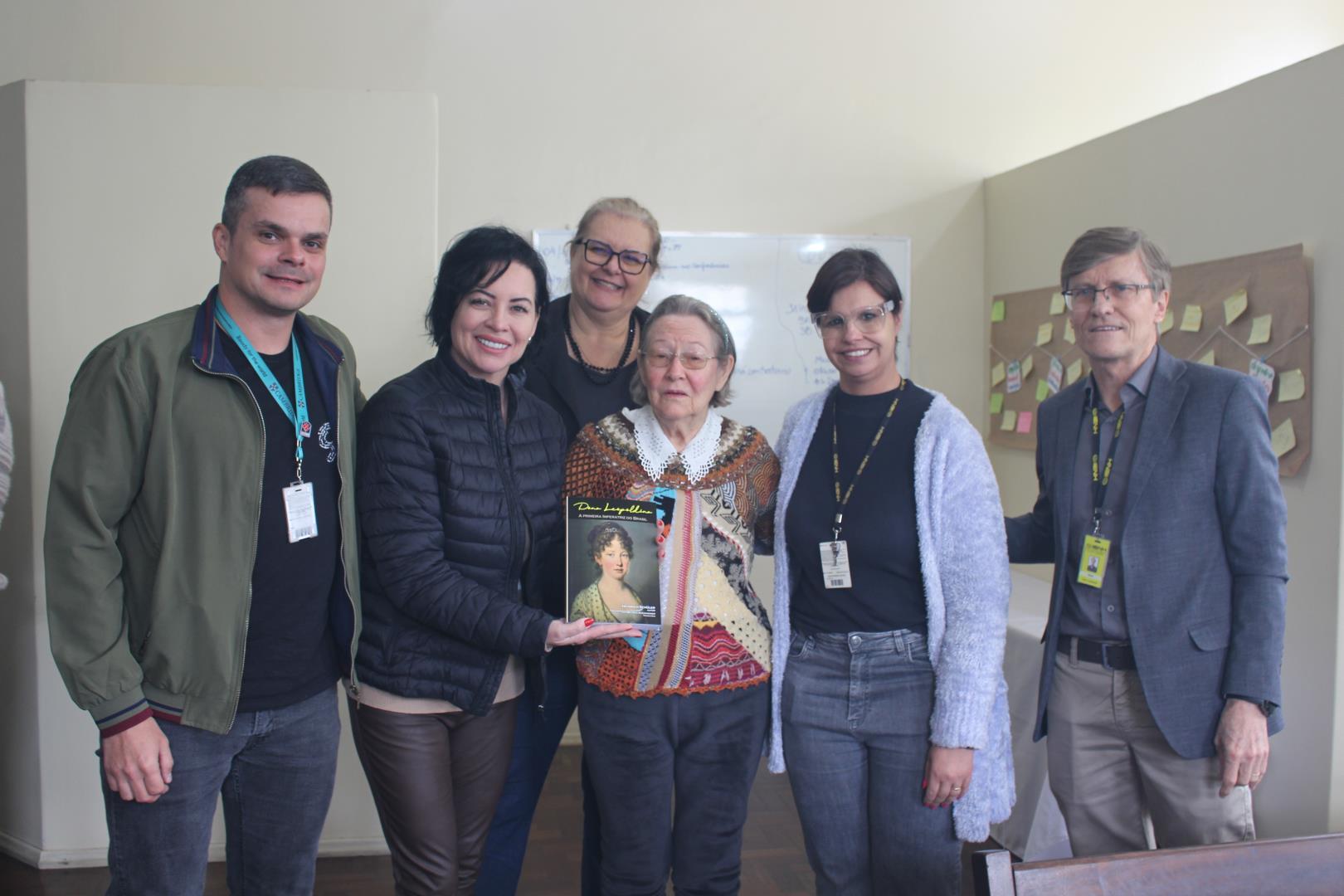 Ex-professora Liti Belinha Rheinheimer visita a IENH e doa obra traduzida por ela