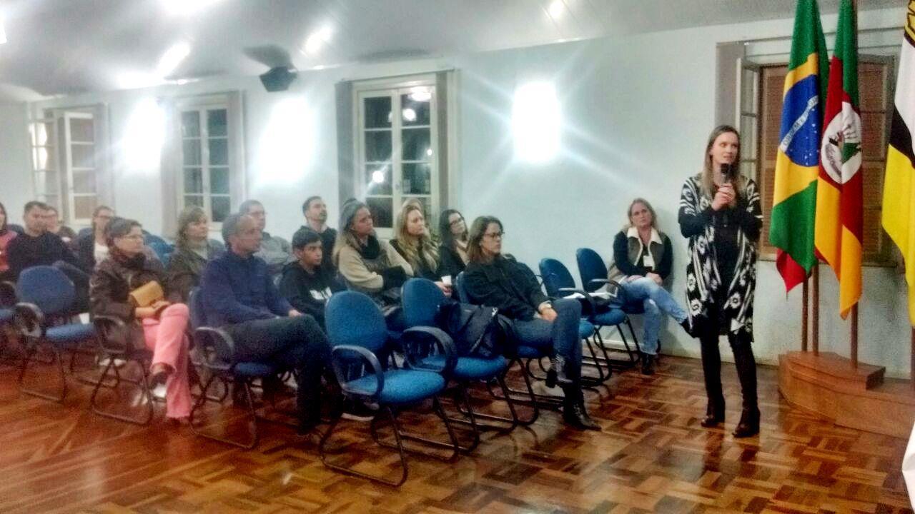 Famílias dos 6ºs anos participam de reunião na Fundação Evangélica